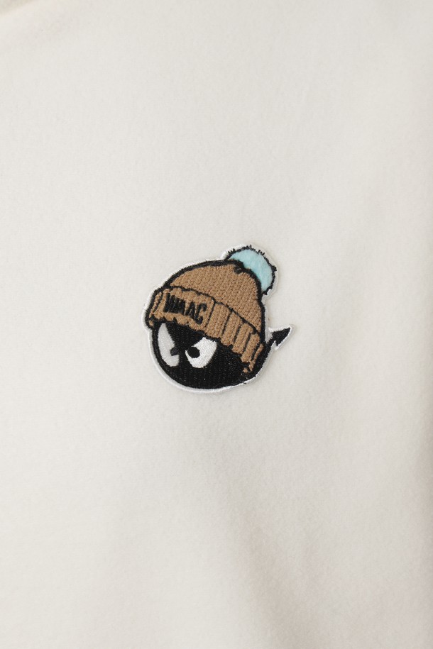 여성용 폴라 플리스 하이넥 풀오버입니다. 부드러운 촉감의 플리스 소재로 제작되어 겨울철 보온성을 높여줍니다. 오버핏 디자인에 하이넥으로 목까지 따뜻하게 감싸주며, 방풍 안감과 보온 기능을 갖춰 기능성까지 더했습니다. 등 부분 슬로건 아트워크와 폼폼 비니 와펜, 스트링 디테일로 스포티하면서도 캐주얼한 스타일을 연출할 수 있습니다. 골프룩은 물론 일상에서도 편안하게 착용하기 좋은 화이트 컬러의 긴 소매 풀오버입니다.
