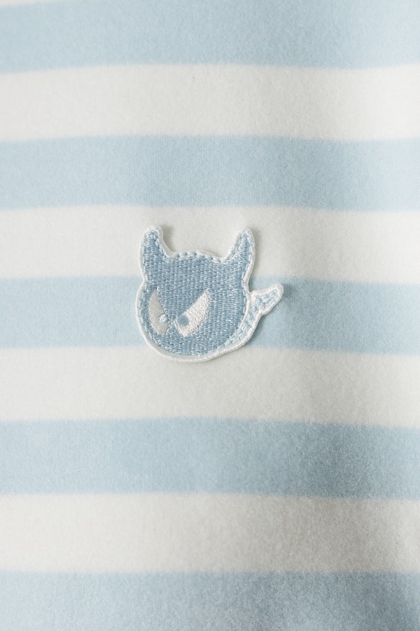 여성용 스트라이프 피치 하이넥 탑은 겨울철 골프 및 일상복으로 활용하기 좋은 베이직 스타일의 긴소매 티셔츠입니다. 부드러운 기모 소재와 두꺼운 두께로 제작되어 보온성이 뛰어나며, 하이넥 디자인이 목을 따뜻하게 감싸줍니다. 레귤러핏으로 제작되어 편안한 착용감을 선사하며, 바디 라인을 자연스럽게 살려주는 디자인으로 다양한 겨울 베스트나 아우터와 레이어링이 가능합니다. 스트라이프 패턴과 피치 컬러가 조화롭게 어우러져 클래식, 미니멀, 캐주얼 등 어떤 스타일에도 잘 어울리며, 스윙 시 유연한 움직임을 위한 기능성 소재로 골프룩을 완성합니다.
