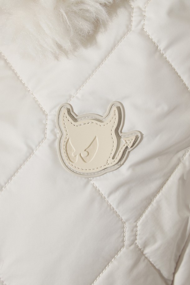 세련된 여성 골프 스타일을 완성해 줄 윈드(Women) 웨지 패딩 원피스 베스트입니다. 부드러운 폴리에스테르 소재로 제작되어 편안한 착용감을 선사하며, 겨울철 라운딩에서도 따뜻함을 유지해 줍니다. A라인 실루엣과 라운드넥 디자인으로 우아하면서도 스포티한 무드를 연출합니다. 허리 스트링 디테일로 실루엣 조절이 가능하며, 민소매 디자인과 집업 여밈으로 활동성을 높였습니다. 무지 디자인의 화이트 컬러로 어떤 골프룩에도 미니멀하게 매치하기 좋습니다.
