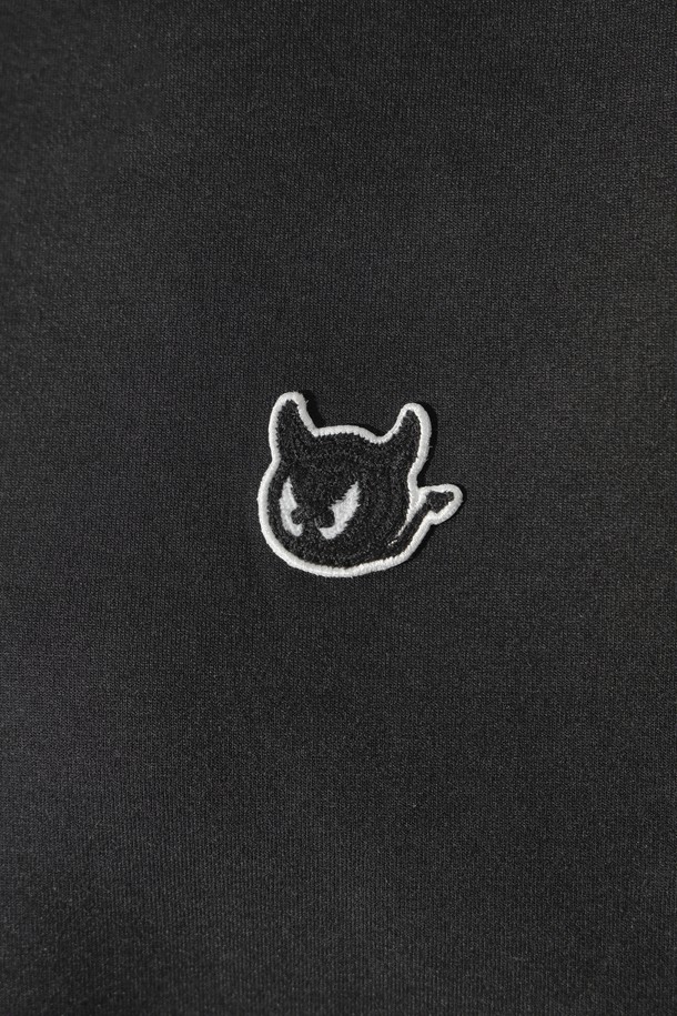 블랙 컬러의 여성 저지 재킷입니다. 가볍고 부드러운 저지 소재로 제작되어 편안한 착용감을 제공하며, 봄, 가을 시즌에 적합합니다. 스포티하면서도 베이직한 스타일로 골프룩뿐만 아니라 일상에서도 활용하기 좋습니다. 크롭 기장의 후드 디자인에 집업 여밈 방식으로 간편하게 착용할 수 있으며, 레귤러핏으로 깔끔한 실루엣을 연출합니다. 심플한 디자인으로 다양한 스타일과 매치하기 용이합니다.
