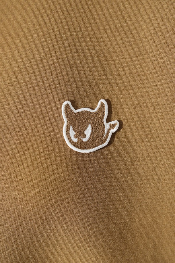 베이지 컬러의 여성 저지 재킷입니다. 가볍고 부드러운 저지 소재로 제작되어 봄, 가을 간절기에 편안하게 착용하기 좋습니다. 후드와 포켓 디테일이 더해져 캐주얼한 무드를 연출하며, 레귤러 핏과 집업 스타일로 활동성을 높였습니다. 골프룩, 산책룩 등 다양한 TPO에 활용 가능하며, 스포티, 캐주얼, 미니멀 스타일을 즐겨 입는 여성에게 추천합니다.
