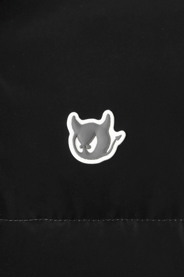 [Exclusive] 탈부착 슬리브 다운 점퍼는 여성 골퍼들을 위한 겨울철 필수 아이템입니다. 블랙 컬러의 무지 디자인에 탈부착 가능한 소매로 2WAY 스타일링이 가능하여, 스포티하고 미니멀한 골프룩을 연출할 수 있습니다. 경량 구스다운 충전재로 뛰어난 보온성을 제공하며, 밑단 밴딩과 스트링 디테일로 활동성을 더했습니다. 매트한 광택감과 부드러운 촉감으로 고급스러운 착용감을 선사합니다. 지퍼와 스냅 여밈 방식에 레귤러핏으로 편안하게 착용할 수 있습니다.
