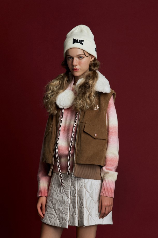 우먼 로이 베스트는 겨울철 따뜻함과 스타일을 모두 갖춘 여성용 베스트입니다. 베이지와 브라운 두 가지 색상으로 출시되었으며, 캐주얼 및 스포티 무드를 연출할 수 있습니다. 부드러운 코듀로이 소재에 두꺼운 두께감과 보온성을 위한 퍼 안감, 탈부착 가능한 퍼 칼라 및 충전재를 더해 뛰어난 착용감을 제공합니다. 집업 스타일의 레귤러핏으로 제작되었으며, 골프룩은 물론 일상에서도 활용하기 좋습니다. 민소매 디자인으로 활동성을 높였습니다.
