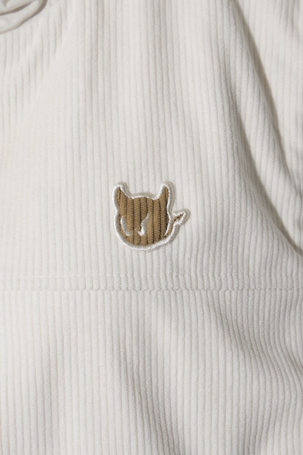 Women Roy (우먼 로이) 베스트는 겨울철 골프 및 일상에서 활용하기 좋은 여성용 베스트입니다. 부드러운 코듀로이 소재에 두꺼운 두께감으로 보온성을 높였으며, 캐주얼 스타일의 무지 디자인으로 다양한 룩에 매치하기 좋습니다. 탈부착 가능한 퍼 칼라와 아트워크 디테일이 특징이며, 레귤러핏과 집업 여밈 방식으로 편안한 착용감을 제공합니다. 민소매 디자인의 패딩 안감으로 따뜻함과 스타일을 동시에 잡았습니다.
