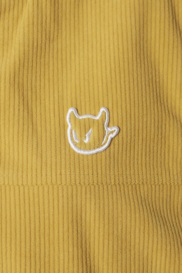 Women Roy (우먼 로이) 베스트는 골프, 일상에서 활용하기 좋은 여성용 베스트입니다. 옐로우 컬러의 무지 디자인으로 캐주얼한 스타일을 연출하며, 겨울철 보온성을 높여주는 두꺼운 두께감과 부드러운 코듀로이 소재, 퍼 안감이 특징입니다. 탈부착 가능한 퍼 칼라와 충전재, 아트워크 디테일이 돋보이며, 집업 스타일과 레귤러핏으로 편안하게 착용할 수 있습니다. 민소매 디자인으로 활동성을 높였으며, 골프룩 또는 겨울 데일리룩에 클래식, 미니멀한 무드를 더해줍니다.
