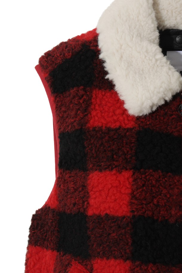 여성 체크 베스트는 가을, 겨울 시즌에 따뜻하게 착용할 수 있는 두꺼운 두께감의 플리스 소재 베스트입니다. 레드와 블랙 두 가지 색상으로 제공되며, 캐주얼, 스포티, 클래식 스타일을 모두 소화 가능합니다. 체크 패턴과 탈착 가능한 배색 카라 디테일이 특징이며, 골프룩뿐만 아니라 일상에서도 활용도가 높습니다. 레귤러핏으로 편안하게 착용 가능하며, 부드러운 촉감과 집업 여밈 방식으로 편리함을 더했습니다. 민소매 디자인으로 활동성을 높인 보온 기능의 베스트입니다.
