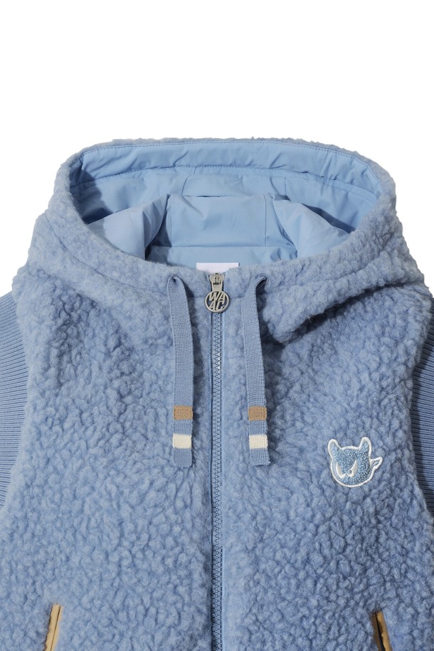 여성 플리스 베스트는 부드러운 부클 소재와 두꺼운 두께감으로 가을, 겨울철 따뜻함을 선사합니다. 집업 스타일의 레귤러핏으로 활동성을 높였으며, 스포티하거나 캐주얼한 골프룩 연출에 적합합니다. 민소매 디자인과 블루 컬러가 세련된 포인트를 더하며, 리브 마감 처리와 충전재로 보온성을 극대화했습니다. 무지 스타일로 어떤 스타일에도 쉽게 매치할 수 있어 활용도가 높습니다. 편안한 착용감과 뛰어난 보온성으로 일상에서도 즐겨 입을 수 있습니다.
