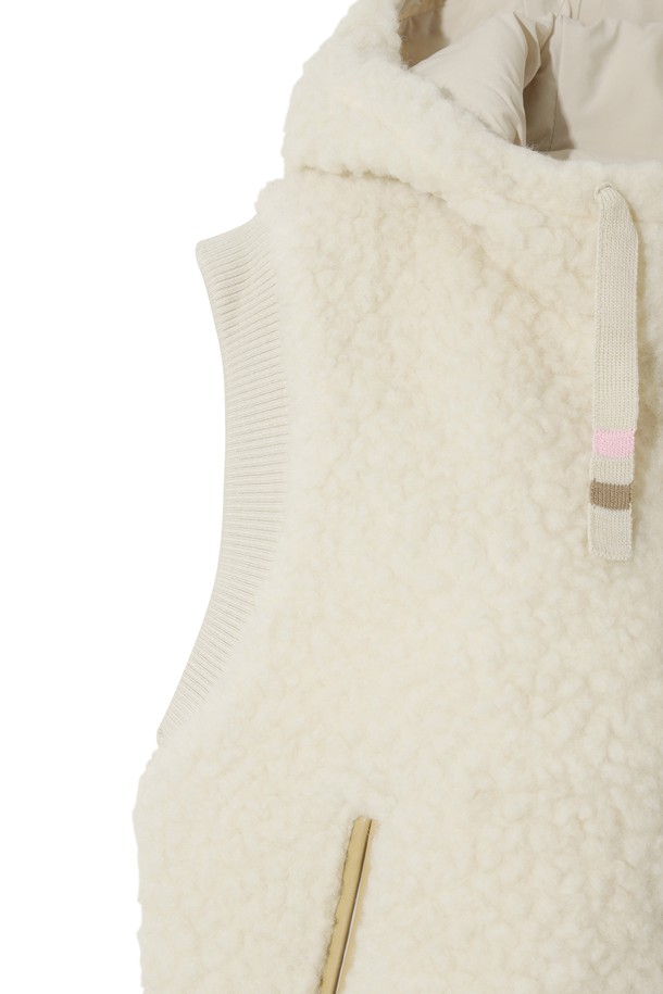 아이보리 컬러의 여성 플리스 조끼입니다. 가을, 겨울 시즌에 골프, 일상에서 스포티하고 캐주얼한 스타일을 연출하기 좋습니다. 부드러운 촉감의 플리스와 부클 소재를 사용하여 보온성을 높였으며, 두꺼운 두께감으로 따뜻함을 더했습니다. 민소매 디자인으로 활동성을 높였으며, 리브 마감과 충전재를 포함하여 편안한 착용감을 제공합니다. 레귤러핏으로 제작되었으며, 집업 방식으로 간편하게 착용 가능합니다.
