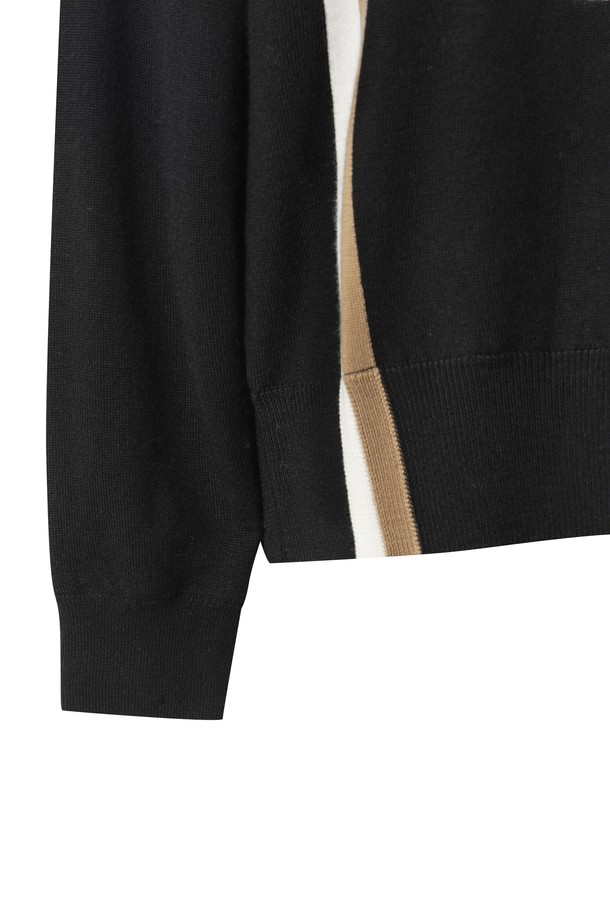 여성용 '캐시필 스트라이프 칼라 스웨터'는 메리노울 소재로 제작되어 부드러운 촉감과 뛰어난 보온성을 제공합니다. 블랙과 베이지 두 가지 색상으로 출시되었으며, 스트라이프 패턴과 로고 디자인이 클래식하면서도 스포티한 무드를 연출합니다. 방풍 안감과 통기성, 흡습 기능으로 겨울철 골프 및 일상에서도 편안하게 착용 가능합니다. 레귤러핏에 긴 소매, 폴로 네크라인, 두꺼운 두께감으로 포근함을 더하며, 인타르시아 편직과 서스펜더 디자인이 특징입니다. 겨울 데일리룩과 골프룩에 모두 활용하기 좋은 스웨터입니다.
