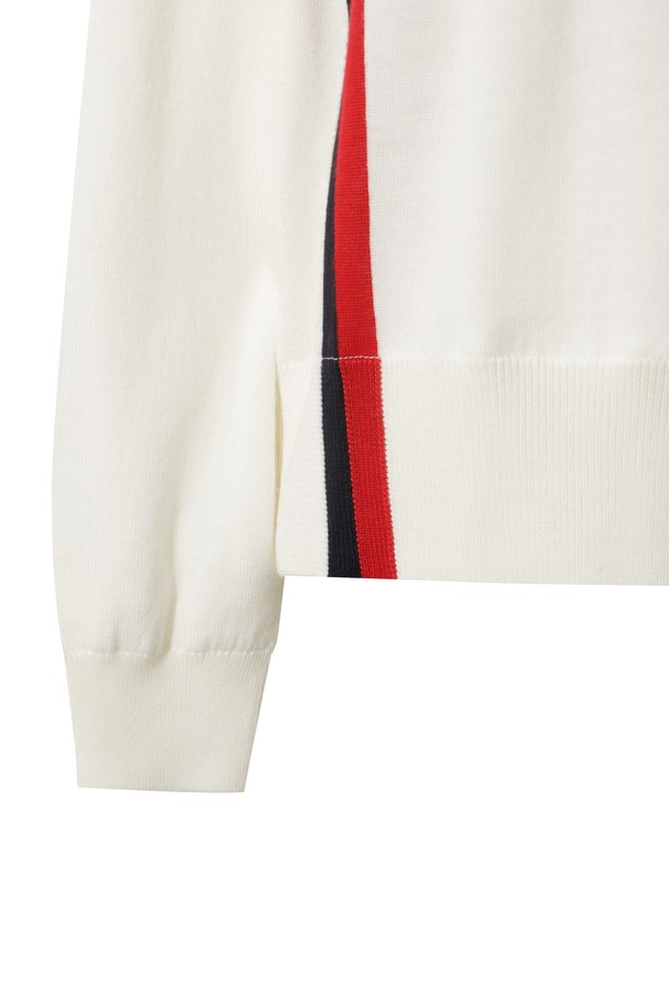 여성 캐시필 스트라이프 카라 스웨터는 울 소재로 제작되어 부드러운 촉감을 선사하며, 방풍 안감과 보온, 통기성, 흡습 기능으로 겨울철에도 따뜻하고 쾌적하게 착용할 수 있습니다. 스포티하면서도 클래식한 무드를 연출하며, 골프룩과 겨울 데일리룩에 모두 잘 어울립니다. 긴 소매 기장의 레귤러 핏 폴로넥 스웨터로, 화이트, 레드, 블랙 세 가지 색상으로 만나볼 수 있습니다. 인타르시아 편직과 서스펜더 디자인으로 포인트를 더한 두꺼운 두께감의 스트라이프 패턴 스웨터입니다.
