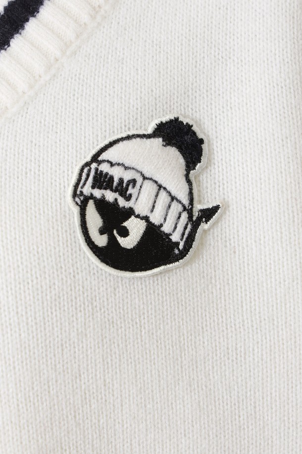 여성 비대칭 립 쿼터-집 스웨터는 골프룩과 겨울 데일리룩에 모두 잘 어울리는 스포티하고 클래식한 매력의 스웨터입니다. 부드러운 울 소재와 두꺼운 두께감으로 겨울철 보온과 방풍 기능을 제공하며, 레귤러핏으로 편안한 착용감을 선사합니다. 화이트 컬러에 립 패턴, 긴 소매, V넥 디자인이 세련된 느낌을 더하며, 밑단의 폼폼 비니 와펜 디테일과 레이어드 디자인으로 포인트를 주었습니다. 집업 여밈 방식은 간편하게 착용할 수 있도록 도와줍니다.
