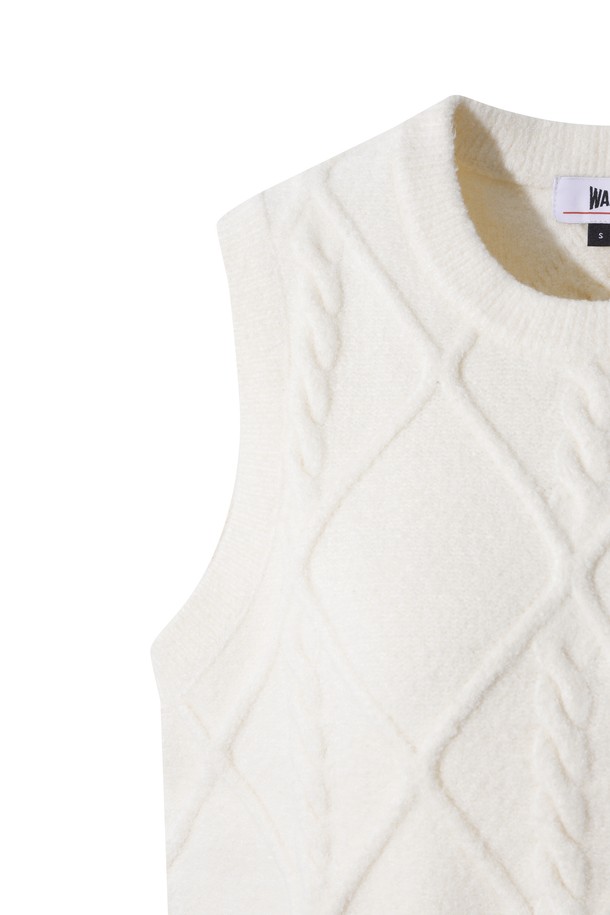 화이트 컬러의 여성용 체인 다이아몬드 니트 베스트입니다. 라운드넥 디자인에 레귤러핏으로 클래식한 스타일을 연출합니다. 간절기에 입기 좋으며, 면 혼방 소재로 제작되어 보온성과 활동성을 동시에 제공합니다. 케이블 및 다이아몬드 패턴이 돋보이며, 와키 폼폼 비니 와펜 디테일이 특징입니다. 골프룩과 일상복 모두에 활용 가능한 미니멀한 디자인의 니트 베스트입니다.
