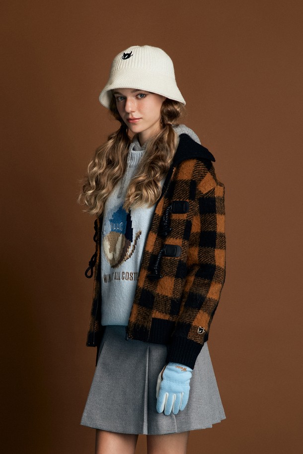 타탄 체크 패턴의 여성용 니트 블루종 재킷입니다. 클래식한 디자인으로 골프 및 일상복으로 활용 가능하며, 겨울철 방풍 및 보온 기능을 제공합니다. 블랙과 브라운 두 가지 색상으로 출시되었으며, 레귤러 핏에 지퍼와 토글 버튼으로 여밈 방식을 더했습니다. 두꺼운 두께감의 아크릴 니트 소재로 제작되어 따뜻하고 편안한 착용감을 선사합니다. 긴 소매 기장의 레귤러 기장 블루종 자켓입니다.
