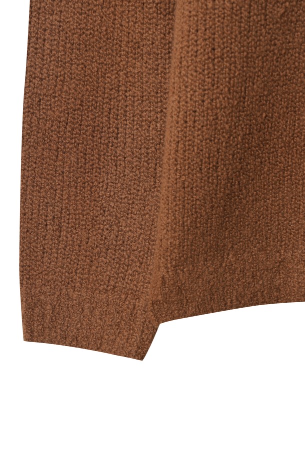 WAACKY(와키) 방풍 로우 게이지 여성 스웨터는 가을, 겨울 시즌에 골프 및 일상에서 캐주얼하게 착용하기 좋은 아이템입니다. 부드러운 울 소재와 두꺼운 두께감으로 보온성을 높였으며, 방풍 안감 처리가 되어 있어 쌀쌀한 날씨에도 쾌적하게 활동할 수 있습니다. 오버핏 크롭 기장으로 스타일리시함을 더하고, 라운드넥 디자인으로 편안한 착용감을 제공합니다. 와키 캐릭터 디자인과 인타르시아 패턴이 돋보이는 브라운 컬러의 긴소매 스웨터로, 캐주얼, 클래식, 미니멀한 스타일을 연출하기 좋습니다.
