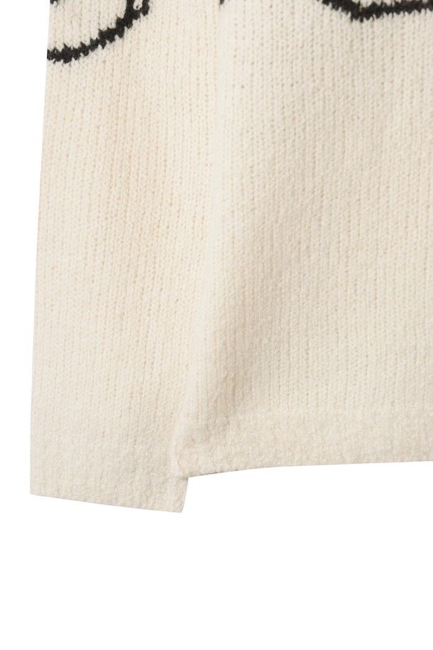 WAACKY(와키) 방풍 로우 게이지 여성 스웨터는 가을, 겨울 시즌에 골프 및 일상에서 캐주얼하게 착용하기 좋은 아이템입니다. 부드러운 울 소재와 두꺼운 두께감으로 보온성을 높였으며, 방풍 안감을 더해 추운 날씨에도 쾌적하게 활동할 수 있습니다. 오버핏 라운드넥 디자인에 와키 캐릭터 인타르시아 무늬가 적용되어 유니크한 포인트를 더했습니다. 아이보리, 블랙 두 가지 색상으로 출시되어 다양한 스타일에 매치하기 용이하며, 긴 소매 기장으로 따뜻함과 스타일리시함을 동시에 잡았습니다.
