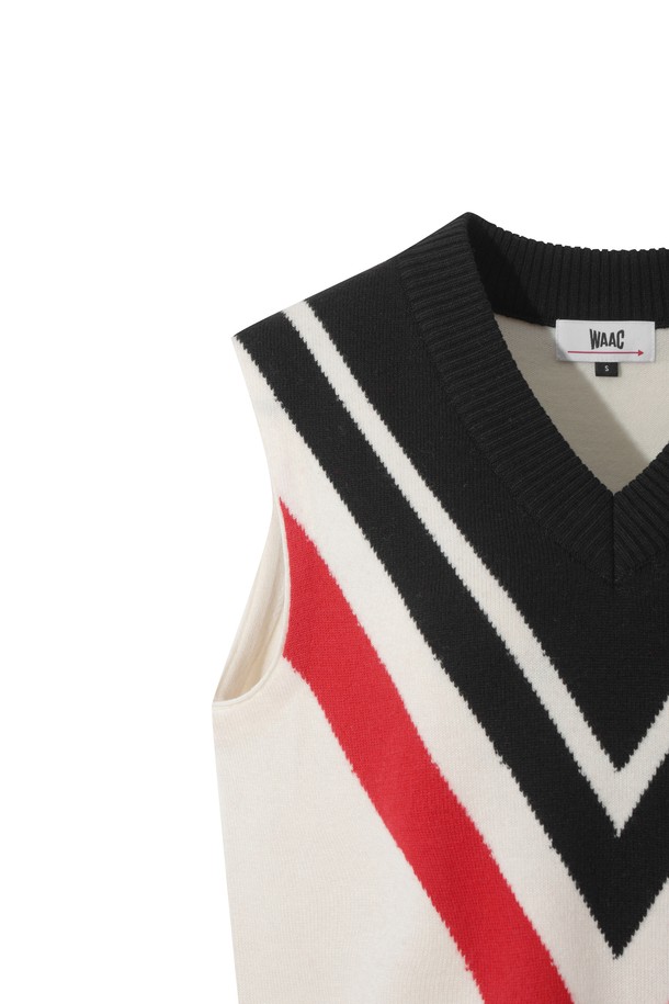 [코리아 TKR] Women V 스트라이프 니트 베스트는 여성 골프룩을 위한 스포티하고 클래식한 스타일의 니트 베스트입니다. 울 소재로 제작되어 겨울철 보온성을 높여주며, 부드러운 촉감이 특징입니다. V넥 디자인에 레귤러핏으로 편안하게 착용 가능하며, 화이트, 블랙, 레드의 세련된 스트라이프 패턴으로 디자인되었습니다. 올림픽 감성 디자인과 WAAC 로고 와펜으로 포인트를 더해 활동적인 무드를 연출합니다. 민소매 스타일로 활동성을 높였으며, 라운딩 시 돋보이는 스타일을 완성합니다.

