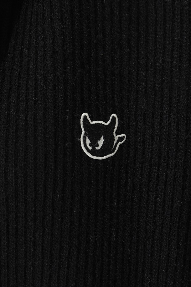 블랙과 브라운 컬러로 구성된 브리오슈 니트 후드 재킷입니다. 여성 골프 및 일상복으로 활용 가능하며, 겨울철 방풍 및 보온 기능을 제공합니다. 레귤러핏으로 제작되었으며, 부드러운 촉감의 울 소재와 두꺼운 두께감으로 포근함을 더했습니다. 긴 소매와 후드 디테일, 로우 게이지 니트 짜임이 특징이며, 집업 스타일로 편안하게 착용할 수 있습니다. 캐주얼, 스포티, 미니멀 스타일을 모두 소화하여 다양한 골프룩 연출에 용이합니다.
