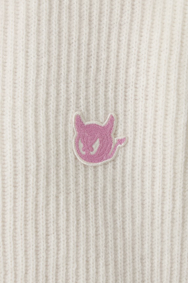 여성 브리오슈 니트 후드 재킷은 겨울철 골프 및 일상생활에서 스포티하고 캐주얼한 스타일을 연출하기에 적합합니다. 포근한 울 소재로 제작되어 두꺼운 두께감과 부드러운 촉감을 선사하며, 방풍 및 보온 기능으로 추운 날씨에도 따뜻하게 착용할 수 있습니다. 브리오슈 니트 패턴과 후드 디자인, 배색 포인트가 돋보이며, 레귤러 핏과 긴 소매 기장으로 편안한 착용감을 제공합니다. 화이트와 핑크 두 가지 컬러로 출시되어 다양한 스타일링이 가능합니다. 집업 스타일로 간편하게 여밀 수 있습니다.
