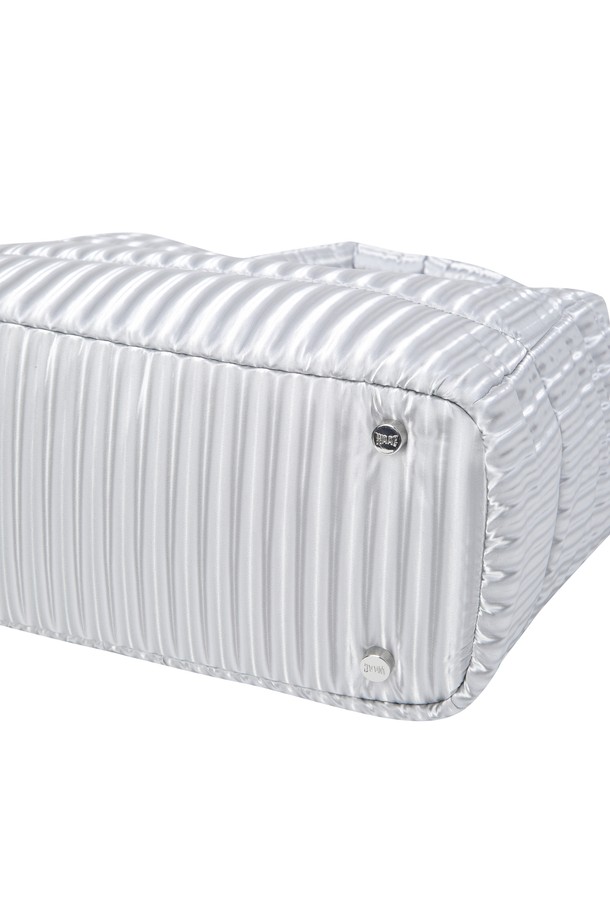 세련된 스타일을 완성하는 여성 패딩 백입니다. 미디엄 사이즈의 사각 쉐입으로, 은은한 광택감과 퀼팅 및 스트라이프 패턴이 돋보이는 디자인입니다. 탈부착 가능한 스트랩으로 토트백, 숄더백, 크로스백 등 다양한 스타일 연출이 가능하며, 내부 분리 수납공간은 실용성을 더합니다. 와키 캐릭터 엠보 패치로 포인트를 주어 클래식, 미니멀, 캐주얼 등 어떤 스타일에도 잘 어울리며, 데이트룩, 모임룩, 출근룩에 모두 활용하기 좋습니다.
