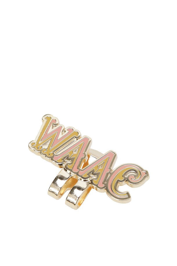 [GYEONGJU EDITION] 볼마커 세트는 클래식한 스타일의 골프 용품으로, 네이비와 브라운 두 가지 색상으로 출시되었습니다. 에폭시 소재에 와키 캐릭터 로고 패턴으로 포인트를 주어 디자인의 완성도를 높였습니다. 구성은 클립 1개와 볼마커 2개로 이루어져 있으며, 클립 기능을 통해 간편하게 사용 가능합니다. 특히, 본 제품은 경주 에디션 한정판으로, WAAC 온라인 스토어 및 경주 매장에서만 만나볼 수 있습니다. 골프를 즐기는 모든 분들께 유니크한 스타일을 더해줄 아이템입니다.
