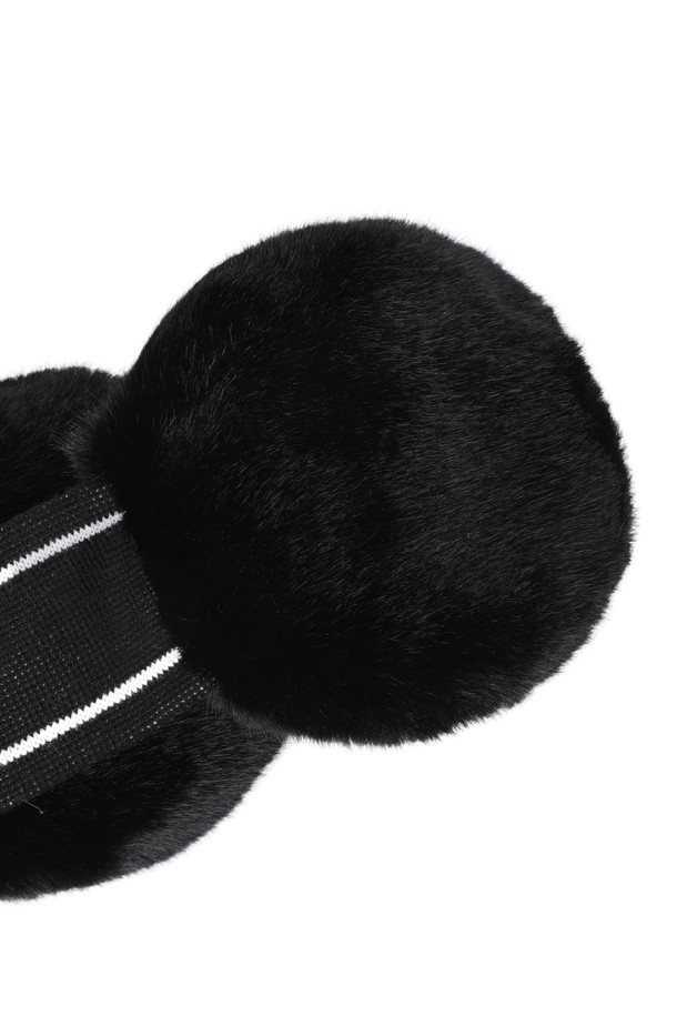 여성 털 이어워머는 겨울철 추위로부터 귀를 따뜻하게 보호해주는 방한 아이템입니다. 캐주얼, 미니멀 스타일의 골프룩에 잘 어울리며, 부드러운 촉감의 니트와 인조 퍼 소재로 제작되었습니다. 신축성 좋은 니트 짜임과 밴딩 구조로 편안한 착용감을 제공하며, 양 사이드의 퍼 디테일이 페미닌한 무드를 더합니다. 블랙 컬러의 무지 디자인으로 어떤 스타일에도 쉽게 매치할 수 있어 활용도가 높습니다.
