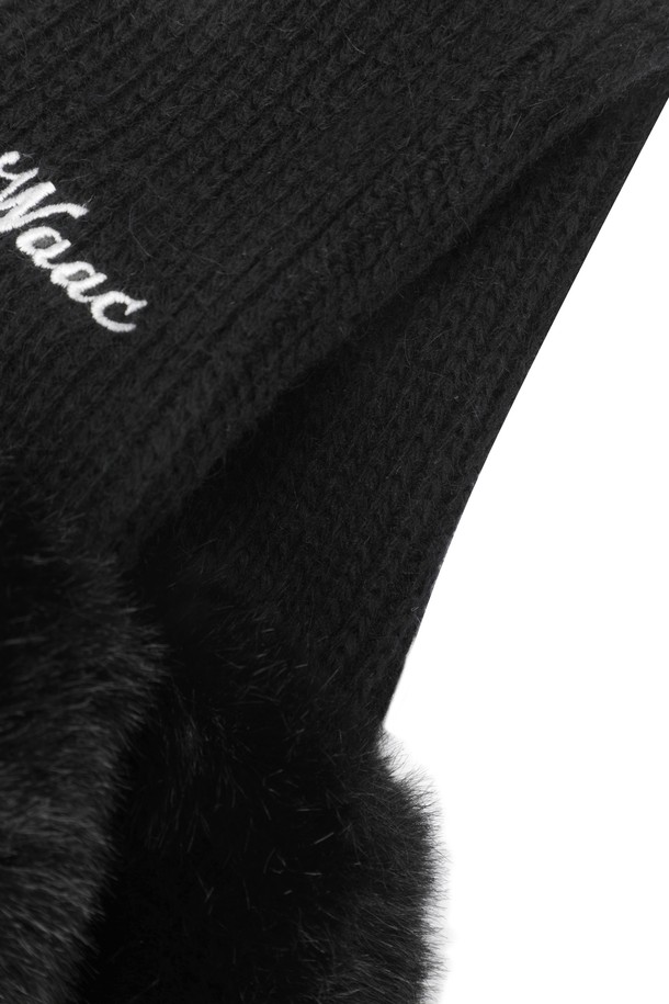 여성 리본 퍼 이어워머는 부드러운 퍼 소재로 제작되어 겨울철 보온성을 높여줍니다. 클래식, 미니멀, 캐주얼 스타일에 모두 잘 어울리며, 골프룩 연출에도 활용할 수 있습니다. 블랙 컬러에 무지 패턴으로 어떤 의상에도 매치하기 용이하며, 가볍고 편안한 착용감을 선사합니다. 사이드 로고 자수 디테일과 와키 캐릭터 레더 탭, 리본 장식이 디자인의 포인트를 더합니다. 턱끈이 있어 활동적인 날에도 안정적으로 착용할 수 있습니다.
