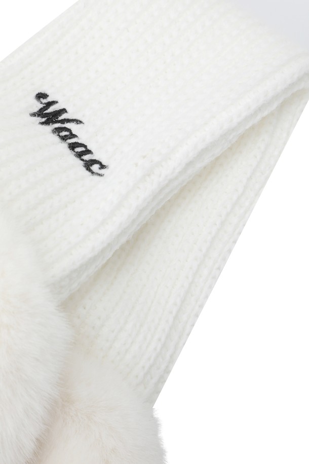 **Women 리본 퍼 이어워머**는 추운 겨울, 골프 라운딩과 일상에서 스타일리시하게 착용할 수 있는 여성용 이어워머입니다. 부드러운 퍼 소재와 두꺼운 두께로 뛰어난 보온성을 제공하며, 가볍고 편안한 착용감을 선사합니다. 화이트 컬러 바탕에 리본 장식과 사이드 로고 자수가 더해져 클래식, 미니멀, 캐주얼 룩에 모두 잘 어울립니다. 턱끈이 포함되어 활동적인 움직임에도 안정감을 유지하며, 턱 끈 끝단에는 와키 캐릭터 레더 탭으로 포인트를 주었습니다.
