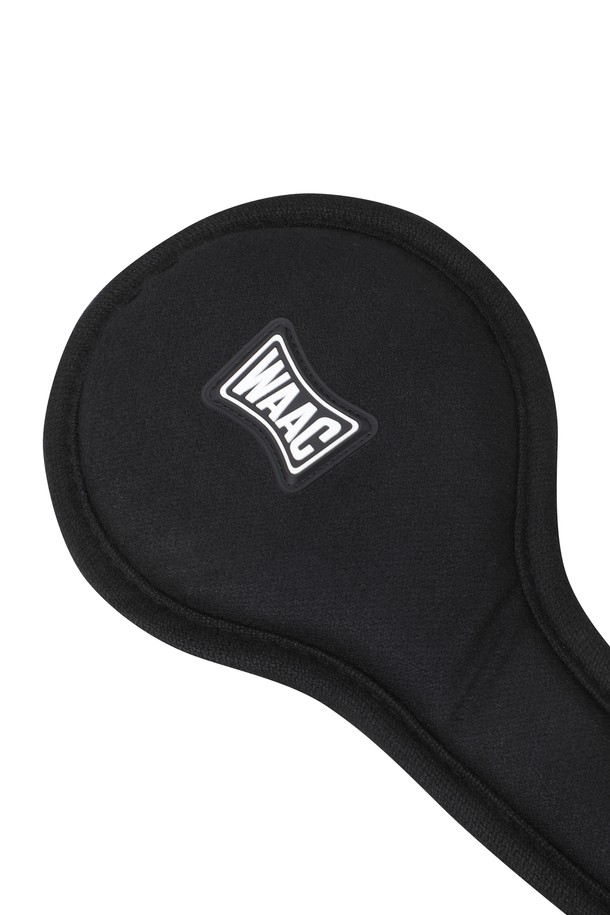 남성용 이어워머는 골프, 일상 등 다양한 상황에서 활용 가능한 데일리 퍼포먼스 아이템입니다. 부드러운 퍼 소재로 제작되어 뛰어난 보온성을 제공하며, 겨울철 추위로부터 귀를 따뜻하게 보호해 줍니다. 미니멀하고 베이직한 디자인에 로고 엠보 디테일로 포인트를 주어 세련된 스타일을 연출합니다. 블랙 컬러와 두꺼운 두께감으로 어떤 스타일에도 매치하기 용이하며, 클래식, 캐주얼 골프룩에 모두 잘 어울립니다. 클린한 디자인으로 유행을 타지 않고 오랫동안 착용할 수 있습니다.
