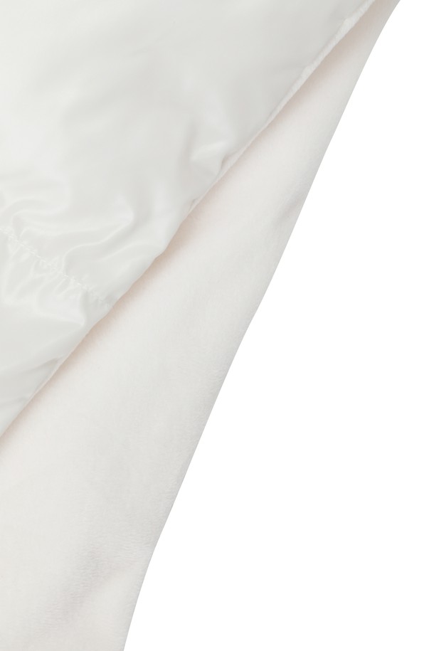 [Exclusive] 패딩 머플러는 포근함을 더하는 겨울철 필수 아이템입니다. 부드러운 벨보아와 폴리에스터 소재로 제작되어 뛰어난 촉감과 보온성을 제공하며, 무지 디자인으로 어떤 스타일에도 잘 어울립니다. 홀 방식 착용으로 간편하게 사용 가능하며 가벼운 착용감과 실용적인 디자인을 갖췄습니다. 화이트 컬러로 세련된 느낌을 더하여 골프, 일상 등 다양한 활동에 활용할 수 있습니다. 두꺼운 두께감으로 추운 날씨에도 따뜻하게 몸을 보호해 줍니다.
