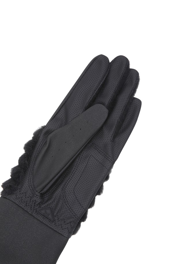 여성용 합성 가죽 골프 장갑(1쌍)입니다. 클래식하고 미니멀한 골프룩에 어울리는 블랙 색상의 제품으로, 겨울철 라운딩에 적합합니다. 보온성을 높여주는 손목 안감 퍼 소재와 사이즈 조절 기능이 있으며, 옆면 슬릿 디자인으로 편안한 착용감을 제공합니다. 합성가죽과 인조가죽 소재로 제작되었으며, 왼손과 오른손 모두 사용할 수 있는 세트 구성입니다. 무지 디자인에 퍼 장식이 더해져 여성스러운 포인트를 더했습니다.
