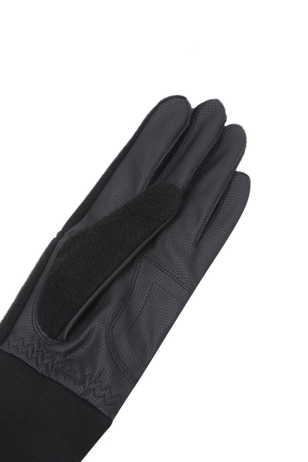 남성용 합성 가죽 골프 장갑(1쌍)입니다. 블랙 색상으로, 심플한 스타일과 클래식, 미니멀 무드를 연출합니다. 부드러운 합성가죽과 플리츠 소재를 사용하여 겨울철 보온성을 높였으며, 손목 밴딩 디테일로 흘러내림 방지 기능을 더했습니다. 골프룩에 잘 어울리는 실용적인 아이템으로, 일상생활에서도 활용 가능합니다.
