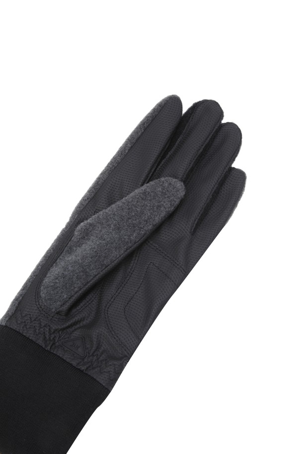 남성용 신세틱 레더 골프 장갑(1쌍)입니다. 부드러운 합성 가죽과 플리츠 소재로 제작되어 겨울철 골프 라운딩 시 보온성을 제공합니다. 심플하고 베이직한 디자인으로, 블랙과 그레이 두 가지 솔리드 컬러로 출시되었습니다. 손목 밴딩 디테일로 편안한 착용감을 선사하며, 골프룩에 미니멀하고 클래식한 분위기를 더합니다. 사이즈 조절이 가능하여 실용적으로 사용할 수 있는 아이템입니다.
