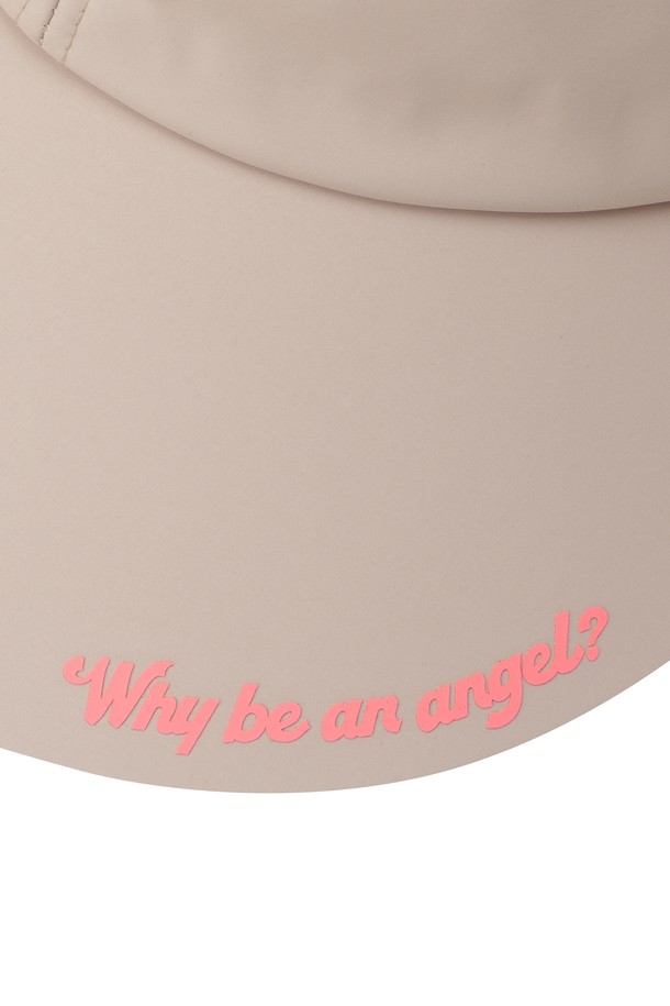 우먼 플라워 와이드 바이저는 여성 골프, 일상룩, 휴가룩, 여행룩에 잘 어울리는 썬바이저입니다. 베이지와 핑크 두 가지 색상으로 출시되었으며, 봄, 여름 시즌에 착용하기 좋습니다. 메쉬 소재로 제작되어 통기성이 뛰어나고, 와이어, 벨크로 디자인으로 시원하고 편안한 착용감을 선사합니다. 자수 패턴의 플라워 장식이 돋보이며, 자외선 차단 기능과 사이즈 조절 기능으로 실용성을 더했습니다. 휴대성이 뛰어나 언제 어디서든 간편하게 사용할 수 있습니다.
