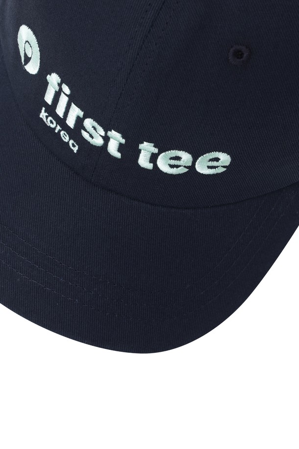 [퍼스트 티 키즈] 남성 볼캡은 골프 및 일상에서 활용 가능한 남성용 볼캡입니다. 네이비 컬러에 레터링 패턴으로 포인트를 주어 캐주얼하면서도 스포티한 스타일을 연출합니다. 챙 넓이는 7cm이며, 벨크로 디자인 장식으로 포인트를 더했습니다. 사이즈 조절과 땀 흡수 기능으로 편안한 착용감을 제공하며, WAAC X First Tee Kids 콜라보레이션 제품입니다. 봄, 여름, 가을 시즌에 착용하기 좋습니다.
