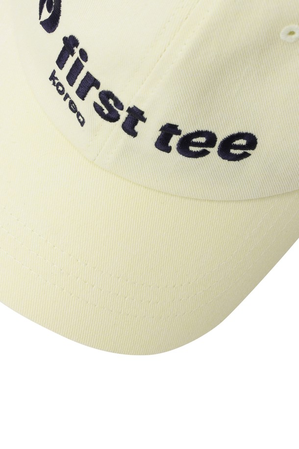 [퍼스트 티 키즈] 남성 볼캡은 골프 및 일상에서 모두 활용 가능한 남성용 볼캡입니다. 아이보리, 화이트 두 가지 색상으로 출시되었으며, 7cm 챙 넓이와 레터링 패턴이 특징입니다. 흡습 기능과 사이즈 조절이 가능한 벨크로 디자인이 적용되어 편안한 착용감을 제공합니다. WAAC X 퍼스트 티 키즈 콜라보레이션으로 제작되어 스포티하고 미니멀한 캐주얼 스타일을 연출합니다.
