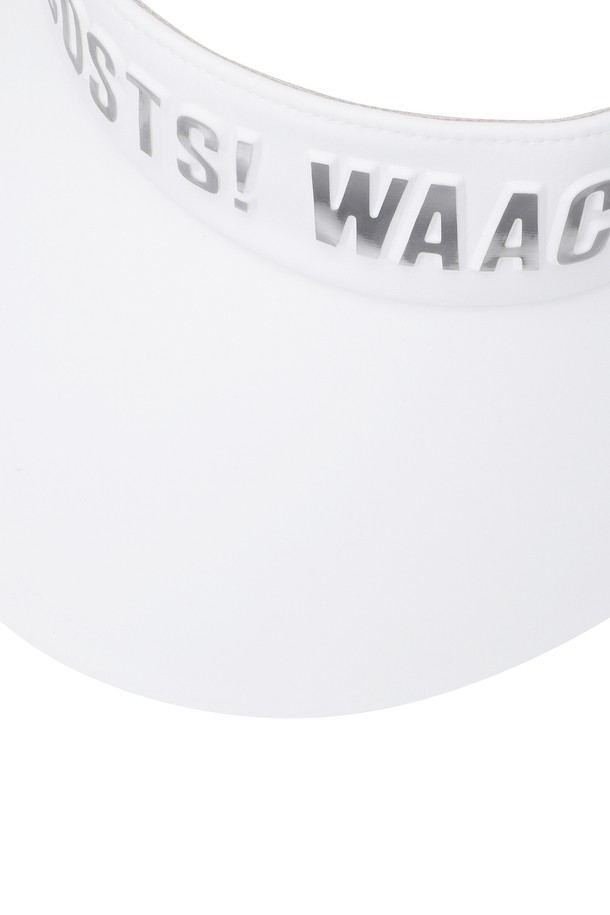 여성 골프에 적합한 화이트 컬러의 바이저입니다. 와이드 챙으로 햇빛을 가려주며, 후면 스트랩으로 사이즈 조절이 가능하고 이면 땀받이 디테일로 땀 흡수에 용이합니다. 레터링 패턴과 스트랩 디자인 장식이 돋보이는 봄, 여름 시즌용 아이템입니다.
