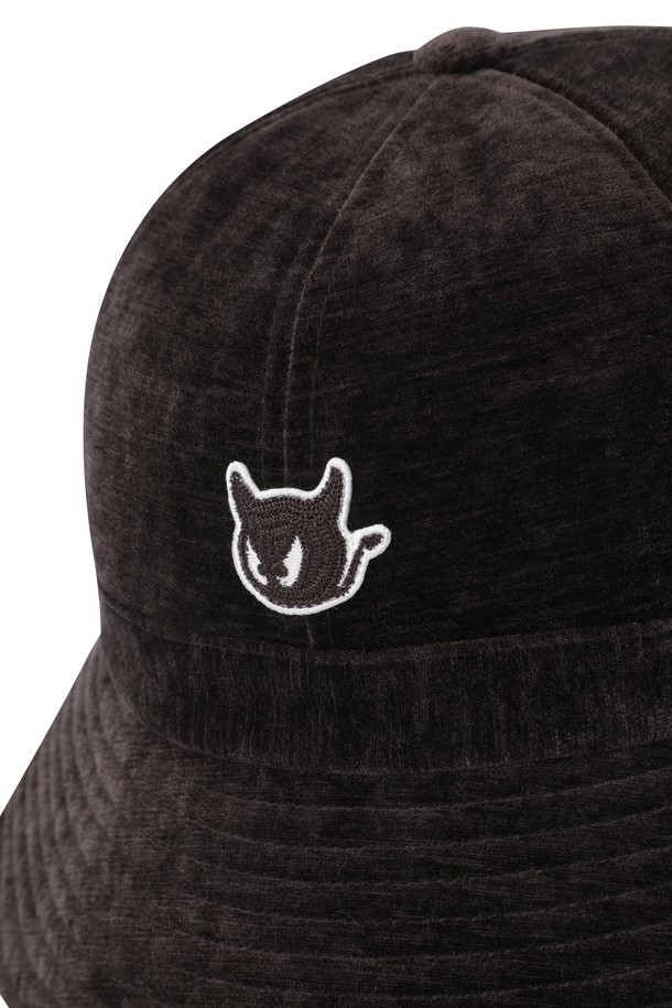 부드러운 코듀로이 소재와 벨벳 소재를 사용하여 제작된 여성 코듀로이 버킷햇입니다. 브라운과 아이보리 두 가지 색상으로 출시되어 다양한 골프룩과 일상룩에 매치하기 좋습니다. 챙 넓이 7cm로 햇빛을 효과적으로 가려주며, 자수 디자인이 포인트로 더해져 클래식, 캐주얼, 미니멀 스타일 모두 소화 가능합니다. 턱끈이 있어 활동적인 날에도 안정적으로 착용할 수 있으며, 가볍고 부드러운 촉감으로 편안함을 선사합니다. 봄, 가을 시즌에 활용하기 좋은 아이템입니다.
