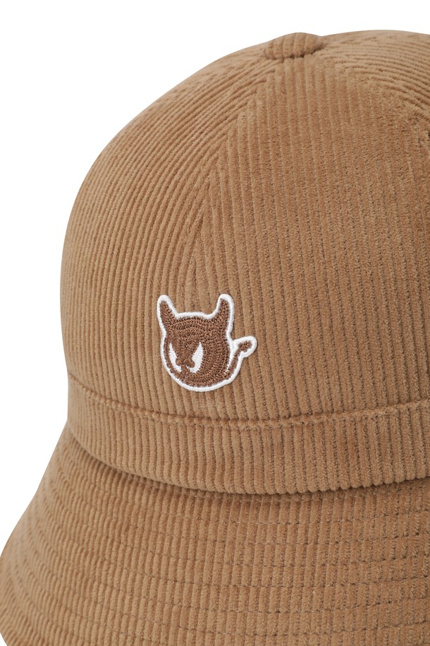 **우먼 코듀로이 버킷햇**은 부드러운 코듀로이와 벨벳 소재로 제작되어 봄, 가을에 착용하기 좋은 모자입니다. 7cm 챙 넓이로 햇빛을 가려주며, 가볍고 부드러운 촉감으로 편안하게 착용할 수 있습니다. 브라운과 아이보리 두 가지 색상으로 출시되었으며, 캐릭터 또는 로고 자수 디자인으로 포인트를 더했습니다. 턱끈이 있어 활동적인 날에도 안정감을 주며, 탈착 가능한 기능으로 실용성을 높였습니다. 골프룩, 캐주얼, 클래식, 미니멀 스타일 모두에 잘 어울립니다.
