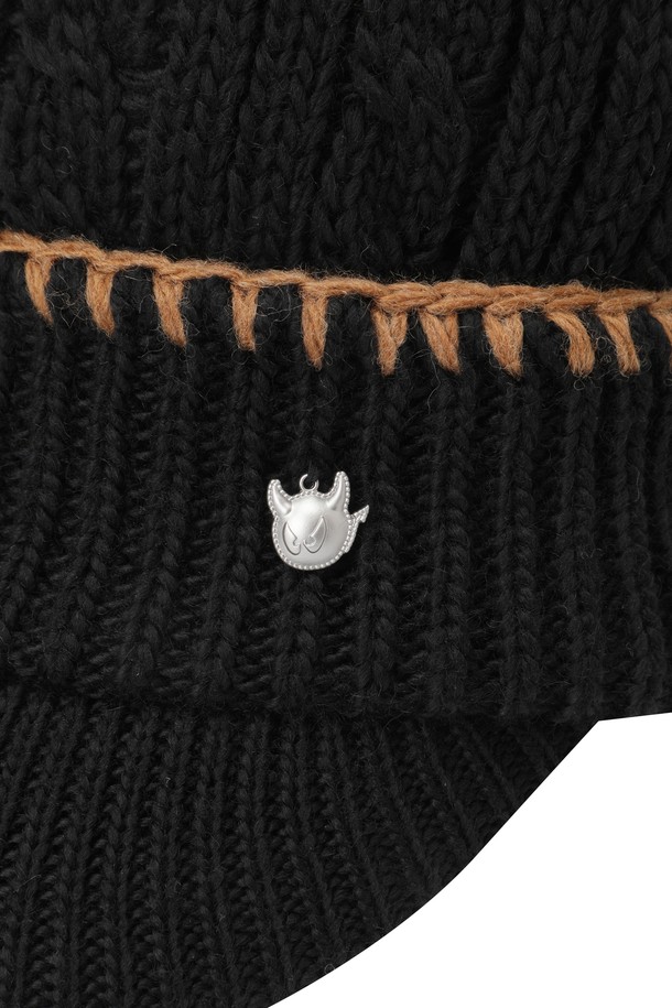 여성 폼폼 니트 햇은 골프룩에 어울리는 여성용 니트햇입니다. 부드러운 촉감의 니트 소재로 제작되었으며, 스티치 패턴과 폼폼 디자인이 특징입니다. 캐주얼, 클래식, 미니멀 스타일을 소화하며, 가볍게 착용할 수 있어 편안함을 제공합니다. 골프 라운딩 시 세련된 스타일을 연출해보세요.
