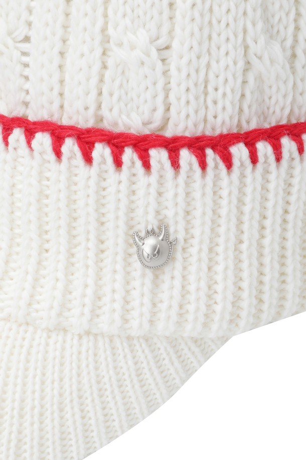 여성 폼폼 니트 햇은 부드러운 니트 소재로 제작되어 편안한 착용감을 선사합니다. 골프룩 또는 캐주얼, 미니멀 스타일의 일상복에 매치하기 좋습니다. 모자 상단에 귀여운 폼폼 장식이 특징이며, 여성스러운 분위기를 더합니다. 다양한 스타일에 활용하여 개성 있는 스타일을 연출해보세요.
