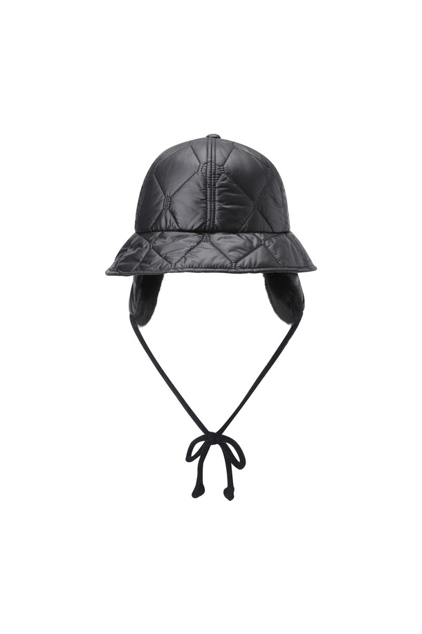 블랙 색상의 여성 패딩 버킷햇입니다. 보온성을 높여주는 두꺼운 두께의 패딩 소재와 부드러운 촉감이 특징입니다. 챙 넓이 6cm로 햇빛을 가려주며, 귀여운 캐릭터 자수와 퍼 장식이 디자인에 포인트를 더합니다. 골프룩, 캐주얼, 클래식 스타일 모두에 잘 어울리며, 이어워머 디테일과 턱끈, 사이즈 조절 기능으로 실용성을 높였습니다. 겨울철 따뜻하고 스타일리시하게 착용할 수 있는 아이템입니다.

