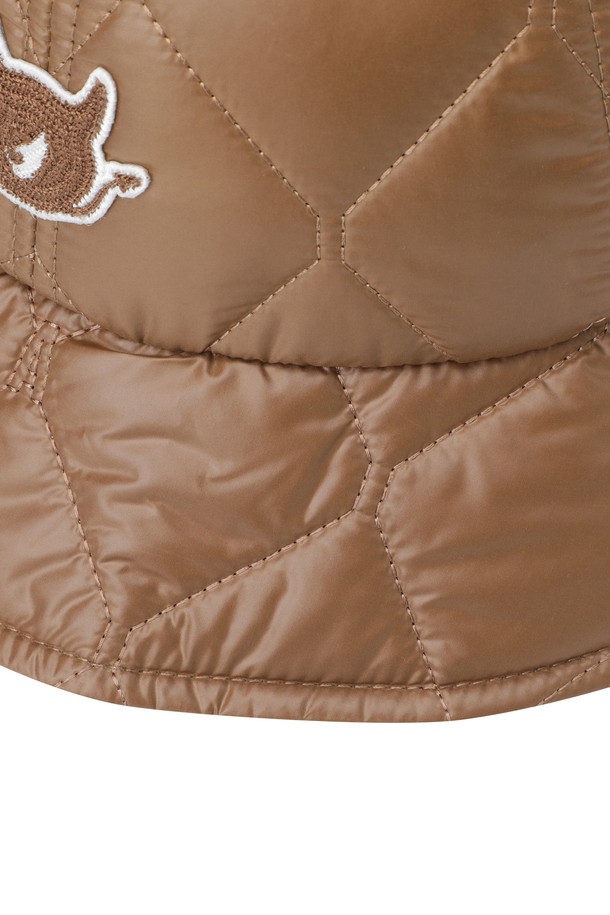 겨울철 라운딩과 일상에서 따뜻함을 선사하는 여성용 이어워머 패딩 버킷햇입니다. 부드러운 촉감의 패딩 소재와 6cm 챙으로 포근함을 더하며, 보온 기능을 갖춰 추운 날씨에도 쾌적하게 착용할 수 있습니다. 귀여운 캐릭터 자수와 퍼 장식이 캐주얼하면서도 클래식한 분위기를 연출하여 골프룩과 일상룩에 모두 잘 어울립니다. 턱끈이 있어 활동적인 움직임에도 모자가 쉽게 벗겨지지 않으며, 이어워머 디테일이 얼굴을 더욱 따뜻하게 감싸줍니다.
