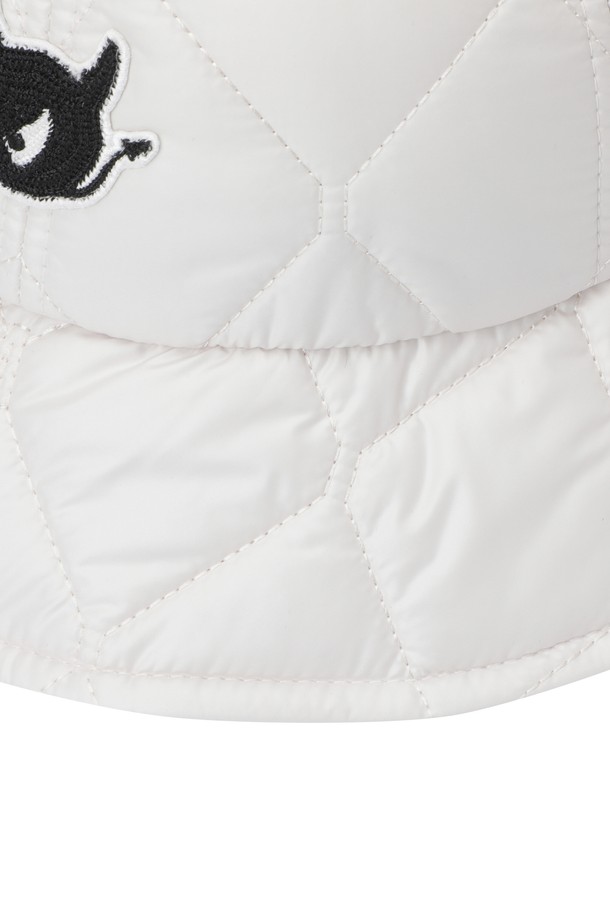 겨울철 라운딩과 일상에서 따뜻함과 스타일을 책임지는 여성 이어워머 패딩 버킷햇입니다. 부드러운 패딩 소재와 두꺼운 두께감으로 뛰어난 보온성을 제공하며, 6cm 챙으로 햇빛을 효과적으로 가려줍니다. 귀를 따뜻하게 감싸는 이어워머 디테일이 추운 날씨에도 쾌적한 착용감을 선사합니다. 와키 캐릭터 자수 패치로 포인트를 더해 캐주얼하면서도 미니멀한 골프룩을 완성할 수 있습니다. 턱끈과 사이즈 조절 기능으로 편안한 착용감을 누려보세요.
