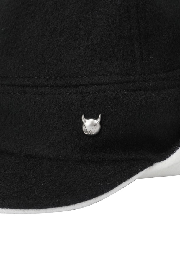 Women 폼폼 니트 햇은 겨울, 가을 시즌에 어울리는 여성용 니트햇입니다. 부드러운 니트 소재로 제작되어 편안한 착용감을 선사하며, 보온 기능을 갖춰 추운 날씨에도 따뜻하게 사용할 수 있습니다. 블랙 컬러에 무지 패턴으로 어떤 스타일에도 잘 어울리며, 4cm 챙 넓이와 일반적인 모자 깊이로 디자인되었습니다. 탈부착 가능한 퍼 방울과 양사이드 스냅 디테일로 포인트를 주어 클래식, 미니멀, 캐주얼 골프룩에 모두 잘 어울립니다.
