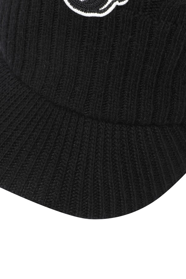 여성 이어 워머 니트 모자는 겨울철 골프 라운딩과 일상에서 모두 활용하기 좋은 방울 장식의 클래식 스타일 니트 모자입니다. 부드러운 촉감의 니트와 퍼 소재를 사용하여 보온성을 높였으며, 두꺼운 두께감으로 추운 날씨에도 따뜻하게 착용할 수 있습니다. 케이블 패턴 디자인이 돋보이며, 귀를 덮어주는 이어 워머 스타일로 보온성을 더욱 강화했습니다. 여성스러운 디자인과 뛰어난 보온성으로 겨울철 패션 아이템으로 활용하기 좋습니다.
