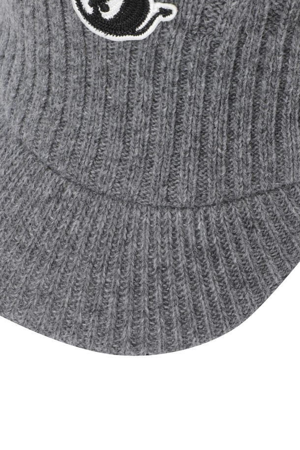 따뜻함과 스타일을 모두 갖춘 여성 이어워머 니트햇입니다. 부드러운 니트 소재와 퍼 소재가 혼방되어 포근한 착용감을 선사하며, 꽈배기 패턴으로 클래식한 무드를 더했습니다. 겨울철 골프 라운딩룩 또는 일상복에 매치하여 세련된 스타일을 연출할 수 있습니다. 보온성을 높여주는 이어워머 디자인과 방울 디테일이 돋보이며, 방울은 탈부착이 가능하여 다양한 스타일을 연출할 수 있습니다. 당신의 겨울 스타일링에 포인트를 더해보세요.
