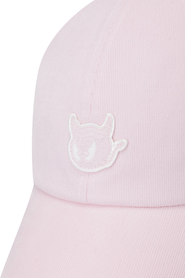 따뜻함과 스타일을 모두 갖춘 여성 코듀로이 이어 워머 캡입니다. 겨울철 골프룩을 위한 클래식, 미니멀, 캐주얼 스타일의 모자로, 부드러운 촉감의 코듀로이와 니트 소재를 사용하여 편안한 착용감을 선사합니다. 두꺼운 두께감으로 보온성을 높였으며, 턱끈 디테일이 있어 안정적인 핏을 제공합니다. 무지 디자인으로 어떤 스타일에도 잘 어울리며, 추운 날씨에도 따뜻하고 세련된 골프룩을 연출할 수 있습니다.
