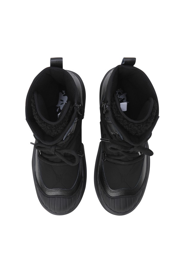 여성 겨울 부츠는 겨울철 골프룩과 일상룩에 모두 잘 어울리는 제품입니다. 블랙 컬러의 미들컷 부츠로, 퀼팅 갑피와 쿠셔닝 인솔, 보아털 및 패딩 안감으로 따뜻함과 편안함을 제공합니다. 4cm 굽 높이와 사이드 지퍼, 뒷축 스트랩, 무지 패턴, 스트랩 여밈 디테일이 특징이며, 클래식, 미니멀, 캐주얼 스타일을 연출하기 좋습니다.
