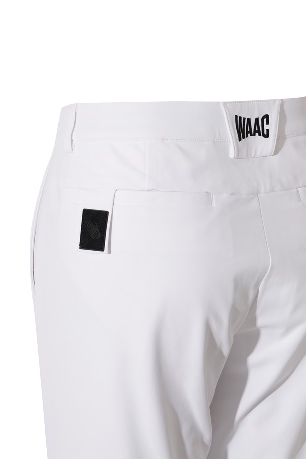 [코리아 TKR] Men Essential Soft Brushed Pants는 남성 골프룩을 위한 스포티한 스타일의 긴바지입니다. 겨울 및 간절기에 적합하며, 부드러운 촉감의 두꺼운 기모 안감으로 보온성을 높였습니다. 나일론과 스판덱스 혼방 소재로 활동성을 고려한 실루엣과 뛰어난 신축성을 제공합니다. 스탠다드핏으로 편안한 착용감을 선사하며, WAAC 로고 디테일과 장갑 탈부착 가능한 히든 벨크로가 특징입니다. 벨크로 밴딩으로 허리 사이즈 조절이 용이합니다.
