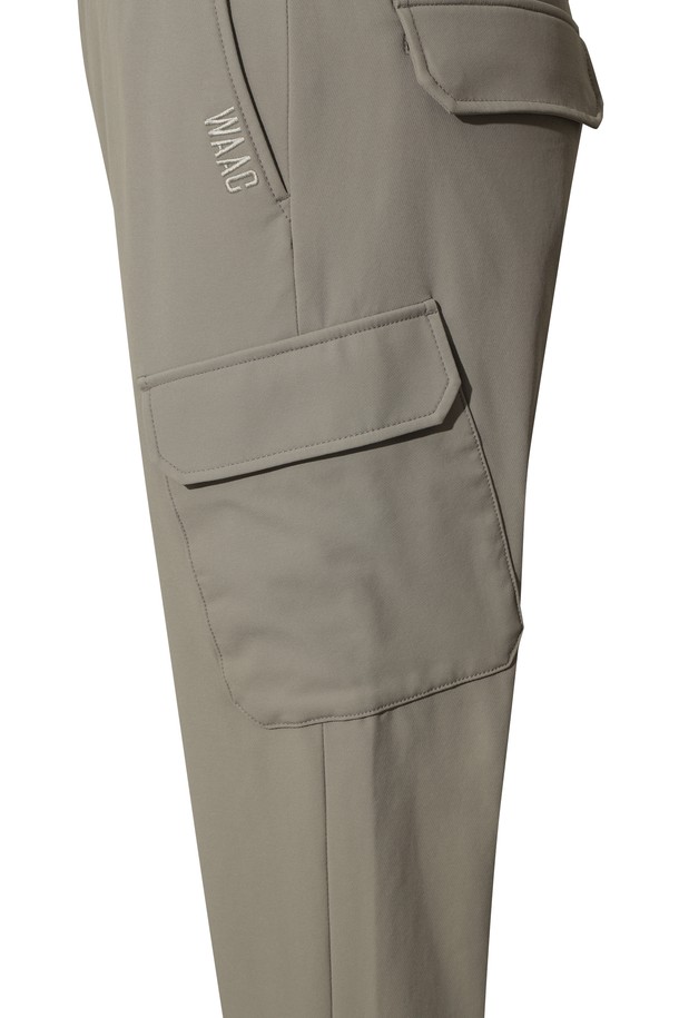 남성 소프트 브러쉬드 우븐 조거 팬츠는 부드러운 촉감의 기모 안감으로 겨울철 따뜻함을 선사합니다. 나일론, 스판덱스 혼방 소재로 제작되어 뛰어난 신축성과 활동성을 보장하며, 스포티하고 캐주얼한 스타일을 연출합니다. 골프웨어는 물론 일상복으로도 활용 가능하며, 무지 디자인에 조거 핏으로 편안함을 더했습니다. 양쪽 카고 포켓과 힙 포켓 덮개 디테일이 실용성을 높여줍니다. 두꺼운 두께감으로 보온성을 극대화한 겨울철 필수 아이템입니다.
